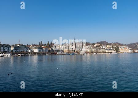 Lucerne, Suisse, 10 mars 2022 vue magnifique sur le lac de Lucerne par un ciel bleu clair Banque D'Images
