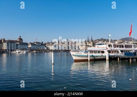 Lucerne, Suisse, 10 mars 2022 petit bateau sur le lac par une journée ensoleillée Banque D'Images