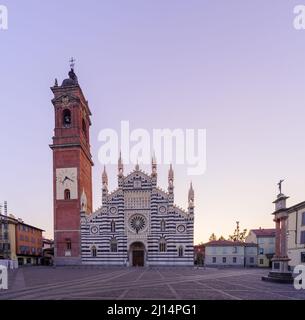 Vue au lever du soleil sur la cathédrale (Duomo, Basilique de San Giovanni Battista), à Monza, Lombardie, Italie du Nord Banque D'Images