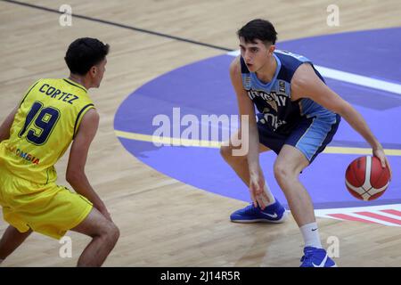 Los dos Caminos, Miranda. VE - MARS 21: Bruno Curadossi #8 de l'équipe d'Uruguay balle en main avant la défense de Hernan Cortes #19 de la colombienne Banque D'Images