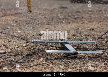 Twentynine Palms, États-Unis d'Amérique. 24 septembre 2021. Un système de missiles aériens miniatures létaux Switchblade 300 du corps des Marines des États-Unis dans le système de capture au sol lors d'un exercice d'entraînement au Marine corps combat Center Twentynine Palms, le 24 septembre 2021 à Twentynine Palms, en Californie. Crédit : Cpl. Alexis Moradian/US Marine corps/Alamy Live News Banque D'Images