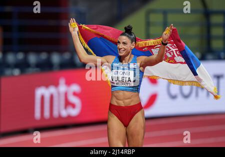 Ivana Vuleta Spanovic célébrant sa victoire avec le drapeau serbe aux Championnats du monde en salle de Belgrade 2022. Banque D'Images