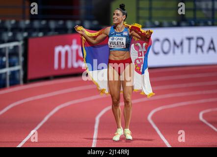 Ivana Vuleta Spanovic célébrant sa victoire avec le drapeau serbe aux Championnats du monde en salle de Belgrade 2022. Banque D'Images