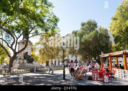 Jardim Dom Luis, un parc avec la statue de Marquês Sá da Bandeira, et un kiosque, dans le centre de la ville de Lisbonne, Portugal. Banque D'Images