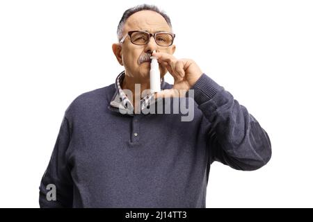 Homme mature utilisant un spray nasal isolé sur fond blanc Banque D'Images