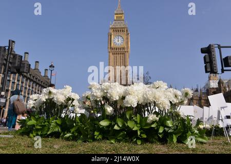 Londres, Royaume-Uni. 22nd mars 2022. Hommages floraux à l'occasion du 5th anniversaire des attaques terroristes du pont de Westminster et du New Palace Yard, à Londres, lorsque 5 personnes ont été tuées et 50 blessées. (Photo de Thomas Krych/SOPA Images/Sipa USA) crédit: SIPA USA/Alay Live News Banque D'Images