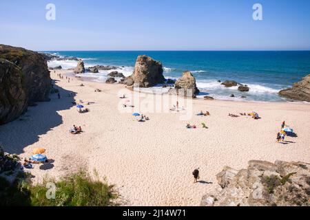 Praia da Samoqueira près de Sines sur la côte de Vicentine, Alentejo - Portugal. Banque D'Images