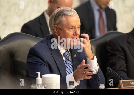 Washington, États-Unis d'Amérique. 22nd mars 2022. Le sénateur des États-Unis Lindsey Graham (républicaine de Caroline du Sud) interroge le juge Ketanji Brown Jackson lorsqu'elle témoigne devant la Commission judiciaire du Sénat des États-Unis de sa nomination au poste de juge associé de la Cour suprême des États-Unis en remplacement du juge Stephen G. Breyer sur Capitol Hill à Washington, DC mardi, 22 mars 2021.Credit: Ron Sachs/CNP/Sipa USA Credit: SIPA USA/Alay Live News Banque D'Images