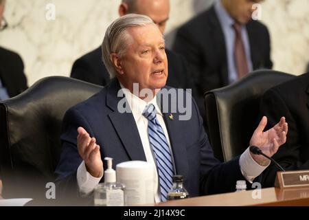 Washington, États-Unis d'Amérique. 22nd mars 2022. Le sénateur des États-Unis Lindsey Graham (républicaine de Caroline du Sud) interroge le juge Ketanji Brown Jackson lorsqu'elle témoigne devant la Commission judiciaire du Sénat des États-Unis de sa nomination au poste de juge associé de la Cour suprême des États-Unis en remplacement du juge Stephen G. Breyer sur Capitol Hill à Washington, DC mardi, 22 mars 2021.Credit: Ron Sachs/CNP/Sipa USA Credit: SIPA USA/Alay Live News Banque D'Images