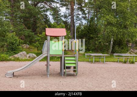 vue sur le toboggan sur une aire de jeux vide le jour de l'été. Suède. Banque D'Images