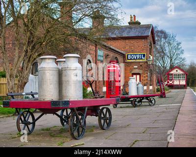 De vieux mouettes de lait sur un chariot à la gare de Hadlow Road à Wirral, Angleterre, Royaume-Uni. Un musée du patrimoine classé de 2 e année Banque D'Images