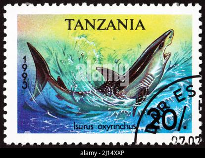 TANZANIE - VERS 1993 : un timbre imprimé en Tanzanie montre que le requin-taupe bleu, isurus oxyrinchus, est un grand requin-maquereau, vers 1993 Banque D'Images