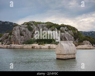 Voyage et attractions touristiques à Kekova Island, Turquie. L'île de Kekova, l'une des destinations de voyage les plus importantes de Turquie. Tombe lycienne dans l'eau Banque D'Images