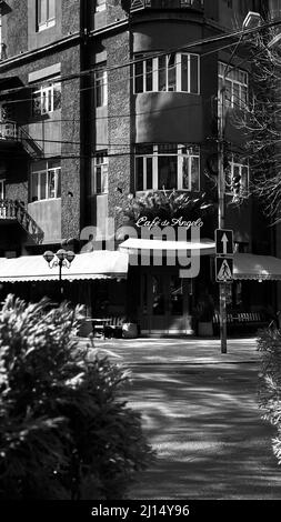 Photo verticale en niveaux de gris du de Angelo, un restaurant récemment ouvert situé dans la rue Pouchkine Banque D'Images