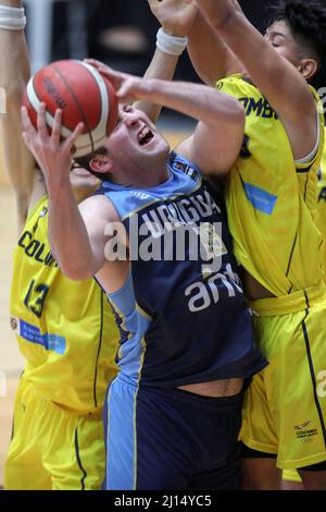 Los dos Caminos, Miranda. VE - MARS 21: Bruno Curadossi #8 de l'équipe d'Uruguay balle en main avant la défense de Steven Sanabria #9 de la colombienne Banque D'Images