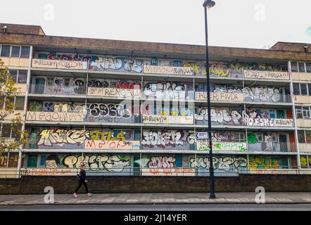 Graffiti couvre le domaine vide du conseil de la Cour Mariale à Homerton Hackney avant d'être démoli Banque D'Images