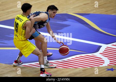 Los dos Caminos, Miranda. VE - MARS 21: Nahuel Rodríguez #14 de l'équipe d'Uruguay balle en main avant la défense de Hernan Cortes #19 de la Colombie Banque D'Images