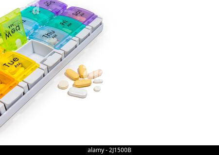 7 Day Pill Box distributeur, week and a Day Pill Box Organizer, pour les patients atteints de cancer - fond blanc pur Banque D'Images