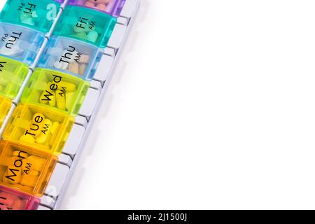 7 Day Pill Box distributeur, week and a Day Pill Box Organizer, pour les patients atteints de cancer - fond blanc pur Banque D'Images