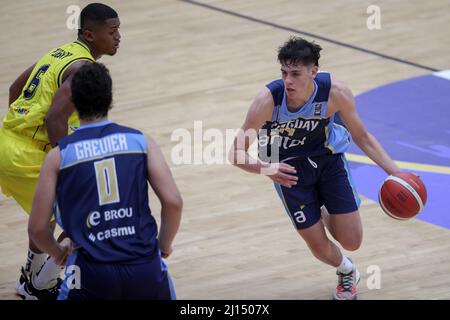 Los dos Caminos, Miranda. VE - MARS 21: Nahuel Rodríguez #14 de l'équipe d'Uruguay balle en main avant la défense de Hernan Cortes #19 de la Colombie Banque D'Images