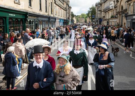 Bath, Somerset, Royaume-Uni. 11th septembre 2021. En photo : plus de 500 fans de Jane Austen vêtus de vêtements Régence prennent part à la promenade faisant leur chemin d Banque D'Images