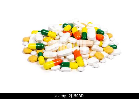 Pile de pilules, comprimés et capsules multicolores sur fond blanc pur avec espace pour la copie. Multicolore Banque D'Images