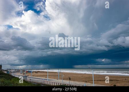 Douche d'automne avec grand « pied de pluie » au-dessus de la mer du Nord au large de la côte de la Hollande Banque D'Images