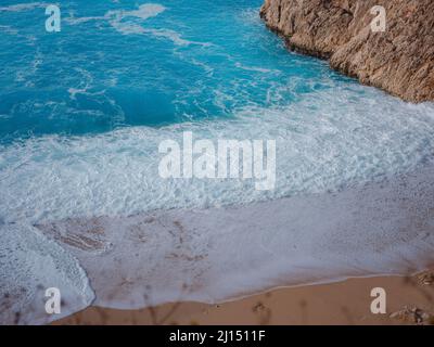 Personne sur la plage de Kaputas, la côte méditerranéenne de la mer, Kas, Turquie. Côte de Lycia le jour d'hiver pendant les vacances Banque D'Images