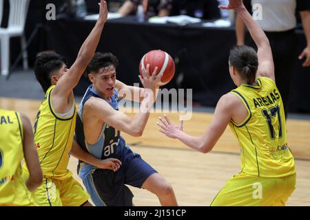 Los dos Caminos, Miranda. VE - MARS 21: Nahuel Rodríguez #14 de l'équipe d'Uruguay balle dans la main avant la défense de David Arenas #17 de la colombienne Banque D'Images