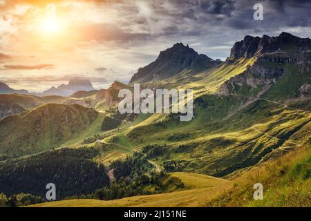 Superbe vue sur la vallée du Val di Fassa. Parc national des Dolomites (Dolomiti), col de Pordoi. Lieu Livinallongo del Col di Lana, province Belluno, Venet Banque D'Images