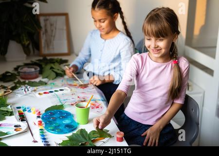 Artisanat d'automne pour les enfants. Renard animal en feuille d'érable. Art et créativité pour les enfants. Artisanat en matériaux naturels. Dessin pour filles avec peintures. Banque D'Images