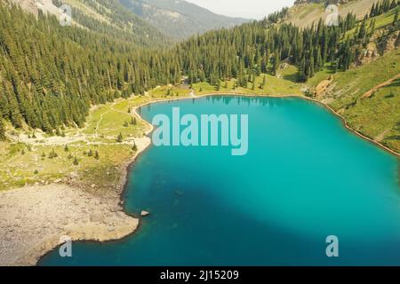 Magnifique paysage des lacs de Kolsay dans la région d'Almaty, Kazakhstan Banque D'Images