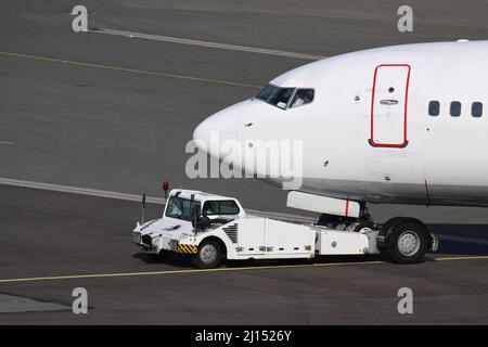 avion en marche arrière à l'aéroport international Banque D'Images