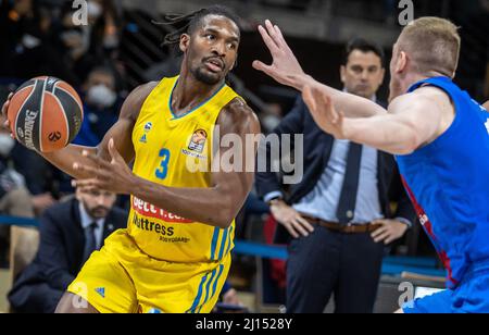 Berlin, Allemagne. 22nd mars 2022. Basket-ball: EuroLeague, Alba Berlin - FC Barcelona, main Round, Matchday 31, Max-Schmeling-Halle. Jaleen Smith (l) d'Alba lutte pour le ballon contre les Rolands Smits du FC Barcelone. Credit: Andreas Gora/dpa/Alay Live News Banque D'Images