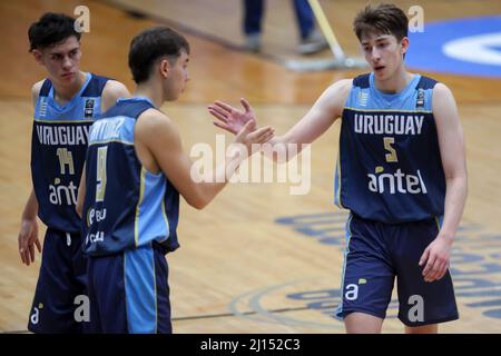 Los dos Caminos, Miranda. VE - MARS 21: Guzman Vasilic #5 de l'équipe Uruguay fête avec son coéquipier pendant le champ sud-américain FIBA ​​U18 Banque D'Images