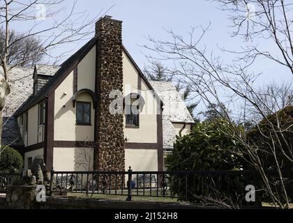 Staten Island, États-Unis. 22nd mars 2022. La maison qui a été utilisée comme composé Corleone pour la production 1972 du film emblématique « le parrain » reste dans la même condition qu'il y a 50 ans, alors que le 50th anniversaire du film à succès approche le mardi 22 mars 2022 à New York. Le film a débuté le 24 mars 1972 et a enregistré des records de Box Office, revitalisant la carrière de Marlon Brando et lançant la carrière d'Al Pacino tout en remportant l'Oscar de la meilleure image. Photo de John Angelillo/UPI crédit: UPI/Alay Live News Banque D'Images