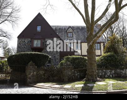 Staten Island, États-Unis. 22nd mars 2022. La maison qui a été utilisée comme composé Corleone pour la production 1972 du film emblématique « le parrain » reste dans la même condition qu'il y a 50 ans, alors que le 50th anniversaire du film à succès approche le mardi 22 mars 2022 à New York. Le film a débuté le 24 mars 1972 et a enregistré des records de Box Office, revitalisant la carrière de Marlon Brando et lançant la carrière d'Al Pacino tout en remportant l'Oscar de la meilleure image. Photo de John Angelillo/UPI crédit: UPI/Alay Live News Banque D'Images