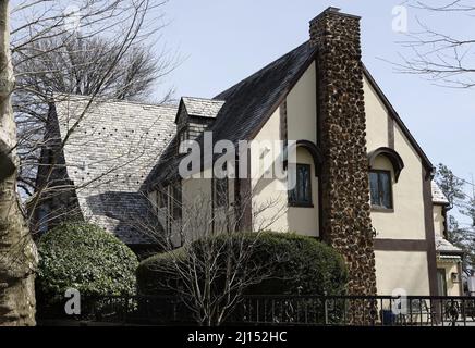 Staten Island, États-Unis. 22nd mars 2022. La maison qui a été utilisée comme composé Corleone pour la production 1972 du film emblématique « le parrain » reste dans la même condition qu'il y a 50 ans, alors que le 50th anniversaire du film à succès approche le mardi 22 mars 2022 à New York. Le film a débuté le 24 mars 1972 et a enregistré des records de Box Office, revitalisant la carrière de Marlon Brando et lançant la carrière d'Al Pacino tout en remportant l'Oscar de la meilleure image. Photo de John Angelillo/UPI crédit: UPI/Alay Live News Banque D'Images