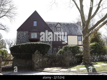 Staten Island, États-Unis. 22nd mars 2022. La maison qui a été utilisée comme composé Corleone pour la production 1972 du film emblématique « le parrain » reste dans la même condition qu'il y a 50 ans, alors que le 50th anniversaire du film à succès approche le mardi 22 mars 2022 à New York. Le film a débuté le 24 mars 1972 et a enregistré des records de Box Office, revitalisant la carrière de Marlon Brando et lançant la carrière d'Al Pacino tout en remportant l'Oscar de la meilleure image. Photo de John Angelillo/UPI crédit: UPI/Alay Live News Banque D'Images