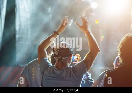 Homme dans un bandana à un festival de rock Banque D'Images