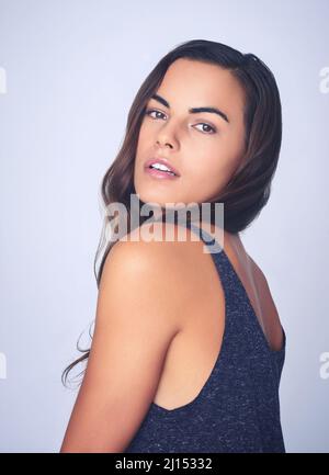 Être belle vient naturellement à elle. Photo studio d'une belle jeune femme posant sur un fond violet. Banque D'Images