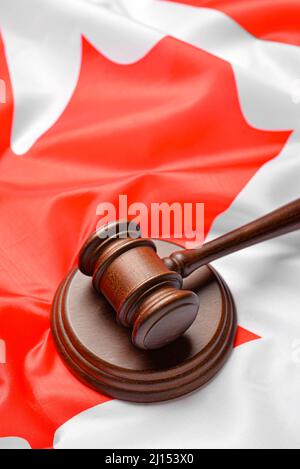 Le gavel du juge sur le drapeau du Canada Banque D'Images