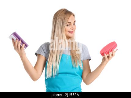 Femme avec des éponges sur fond blanc Banque D'Images