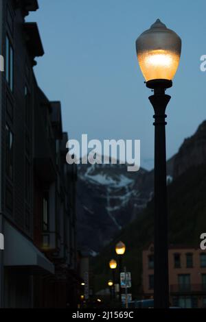 Station de ski montagneuse au crépuscule Banque D'Images