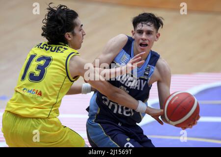 Los dos Caminos, Miranda. VE - MARS 21: Nahuel Rodríguez #14 de l'équipe d'Uruguay balle en main avant la défense d'Andres Soto #13 de la colombienne Banque D'Images