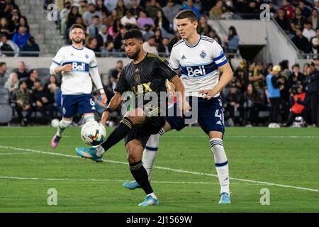 Ismael Tajouri-Shradi, milieu de terrain du FC Los Angeles (19), est défendu par le défenseur des Whitecaps de Vancouver Ranko Veselinović (4) lors d'un match des MSL, dimanche, mars Banque D'Images