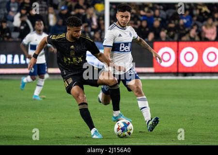 Ismael Tajouri-Shradi (19), milieu de terrain du FC Los Angeles, est défendu par Ryan Raposo (27), milieu de terrain des Whitecaps de Vancouver, lors d'un match des MSL, le dimanche mars Banque D'Images