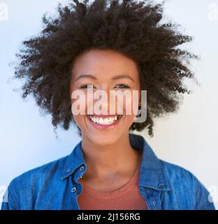 Shes heureux-Go-chanceux. Portrait d'une jeune femme attirante vous donnant un sourire crasseux. Banque D'Images