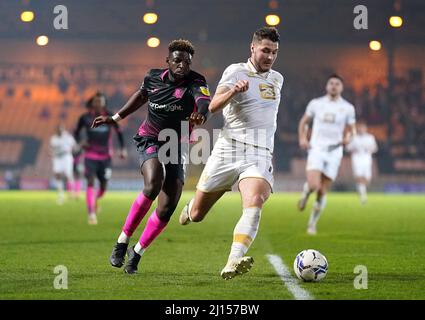 Brad Walker de Port Vale (à droite) et l'Offrande Zanzala de la ville d'Exeter se battent pour le ballon lors du match Sky Bet League Two à Vale Park, Stoke-on-Trent. Date de la photo: Mardi 22 mars 2022. Banque D'Images