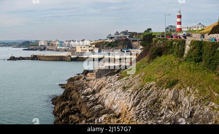 Vue de printemps à l'ouest sur le rivage rocheux de Plymouth Hoe, Devon, Royaume-Uni avec la Tour Smeeton et le Lido intérieur à distance Banque D'Images